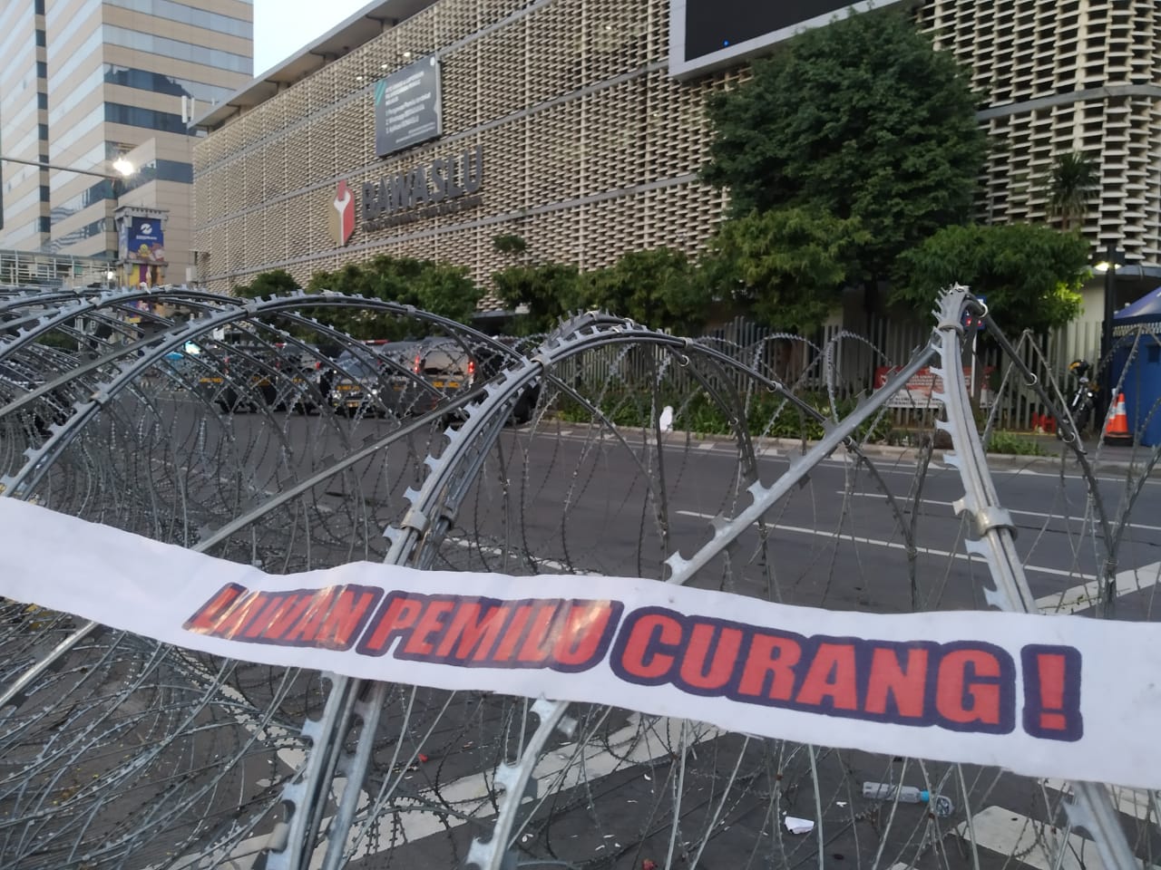 Pengamanan aparat gabungan saat aksi demo menentang pengumuman KPU di Jakarta, 22 Mei 2019.. (Foto: Samuere Mamoto)