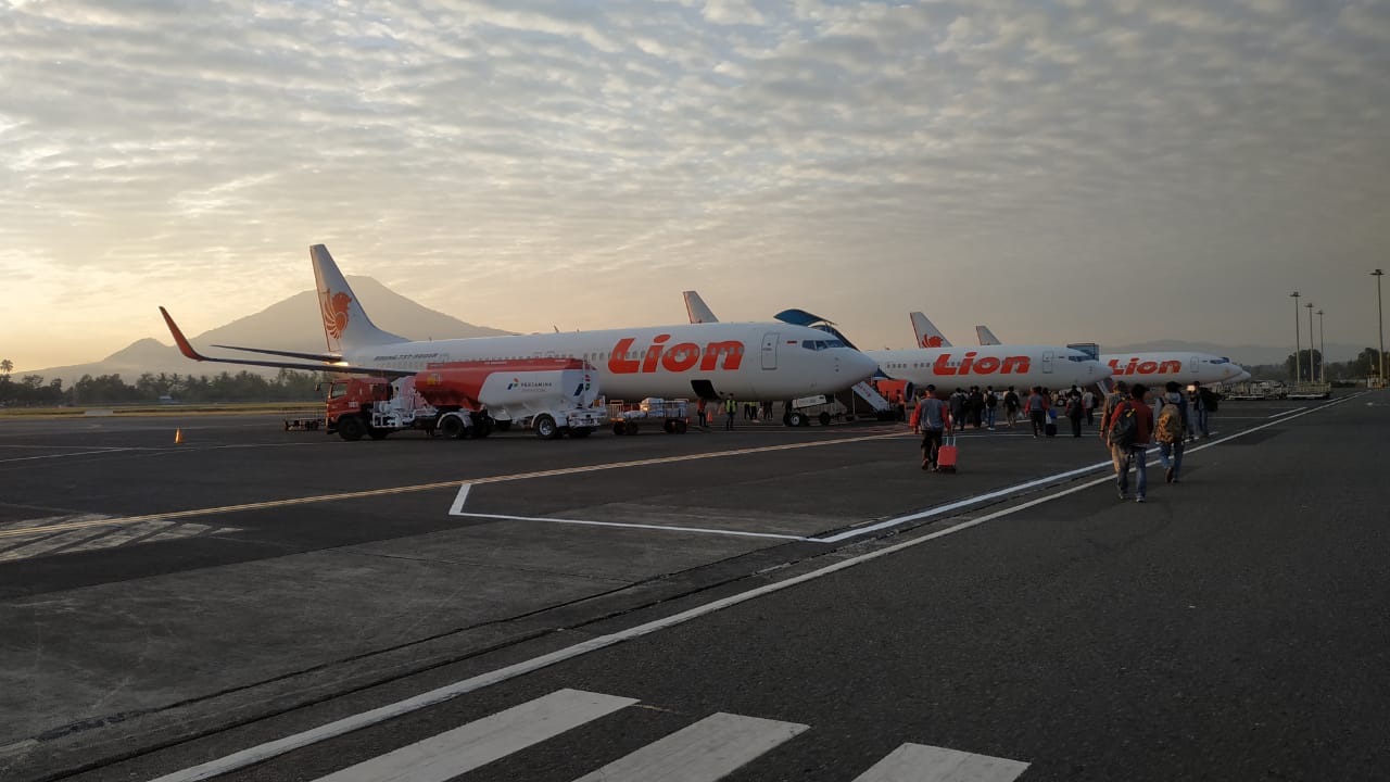 Pesawat Lion Ai sedang berada di Bandara Sam Ratulangi Manado. (Foto: Zonautara.com/Ronny A. Buol)