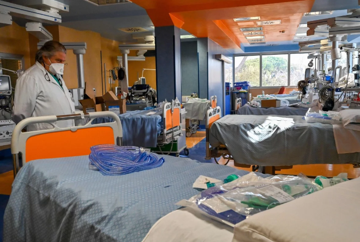 Seorang dokter di Roma sedang berada di ruang rawat khusus pasien coronavirus. (Foto: AFP)