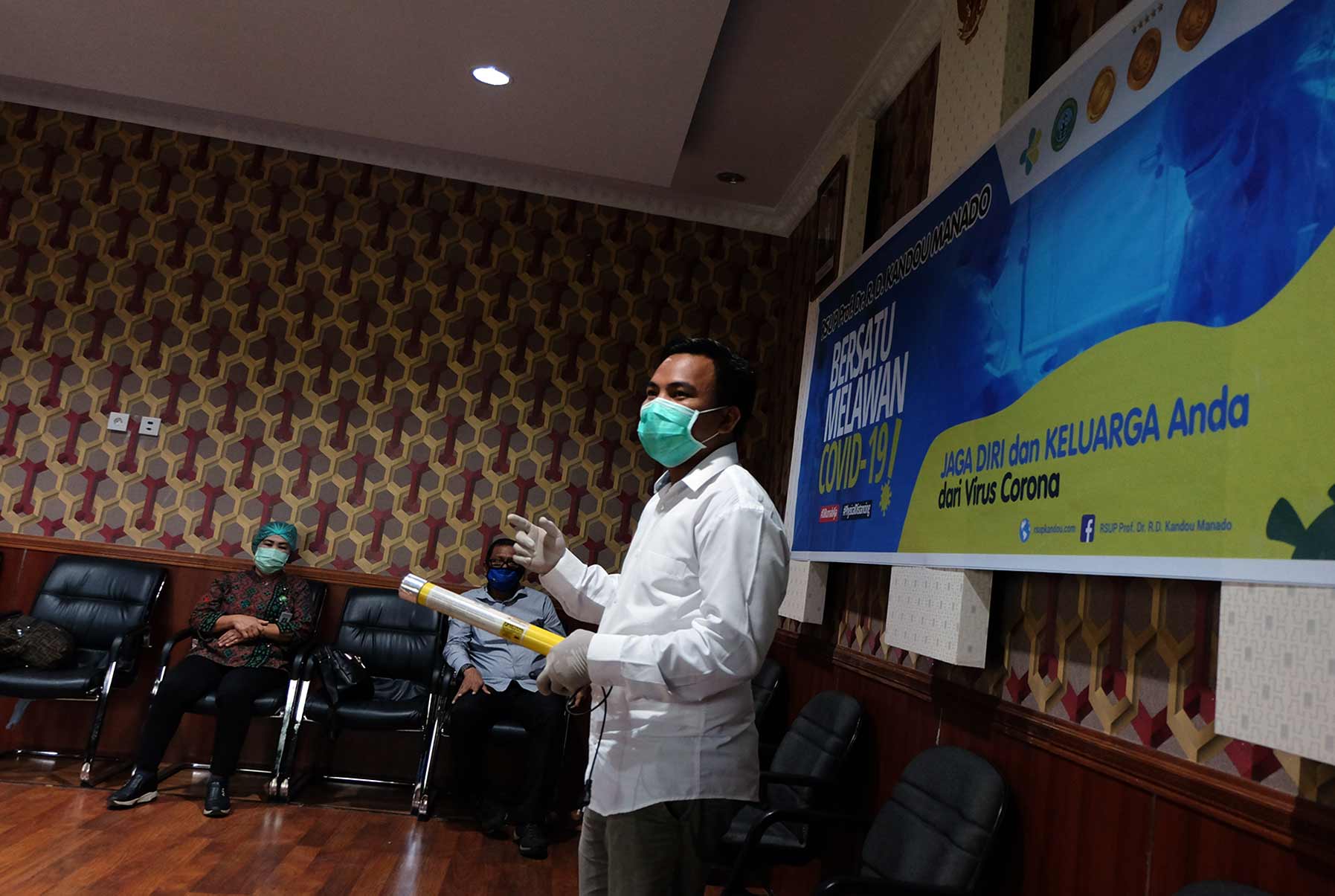 Daud Lolong mempresentasikan alat disinfektan ultraviolet mobile yang dirakitnya bersama karyawanya di hadapan para dokter di RSUp Prof Kandou Manado.