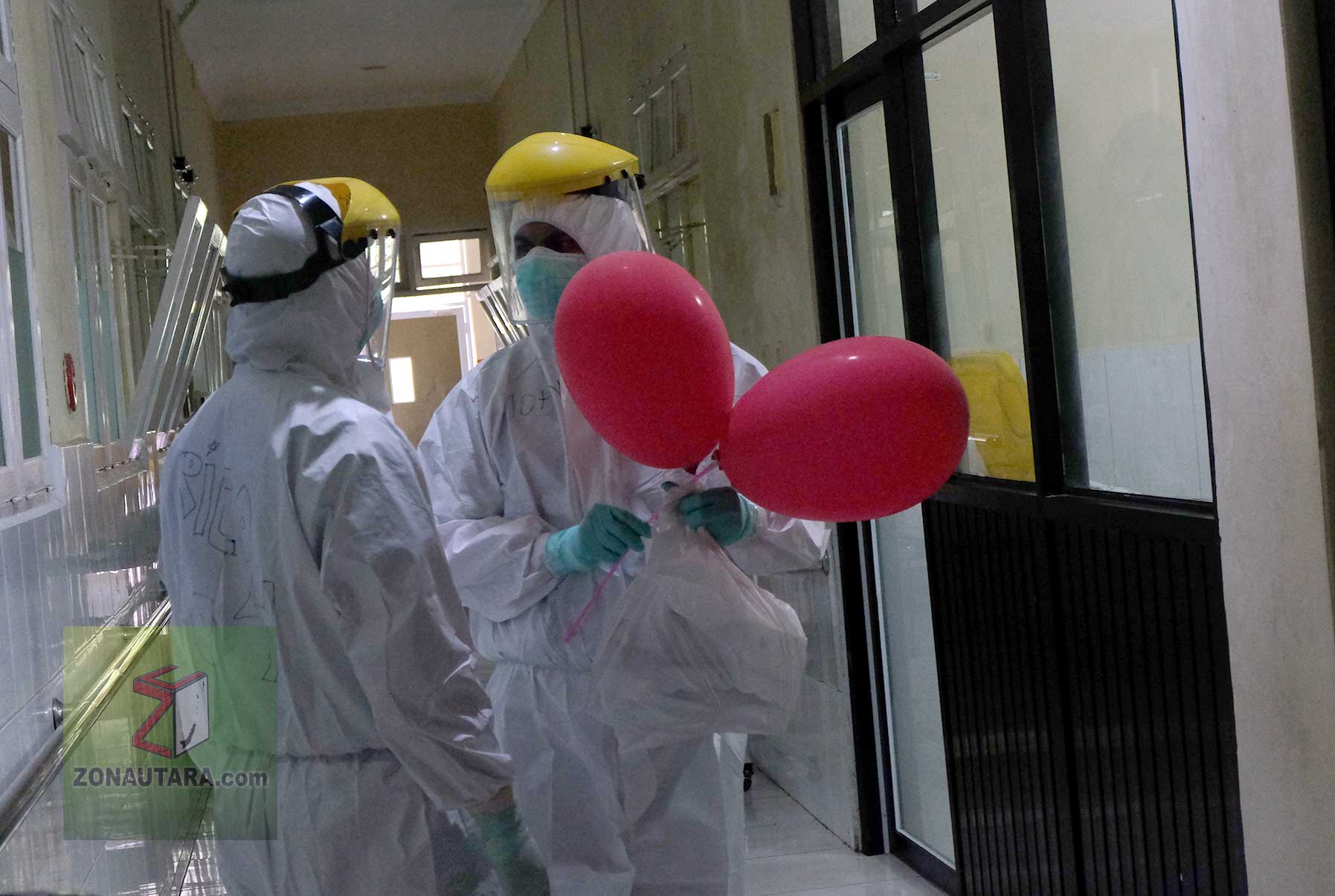 Petugas medis di RSUP Prof Kandou Manado membawa balon pemberian warga yang mensupport pasien covid-19. (Foto: Zonautara.com/Ronny A. Buol)