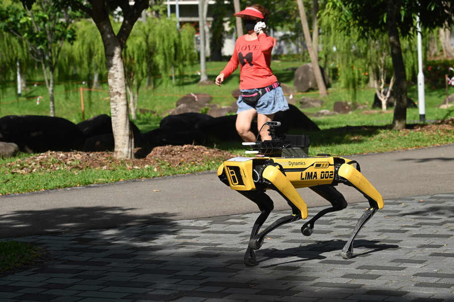 Robot "anjing" di Singapura berpatroli ingatkan warga social-distancing. (Istimewa)