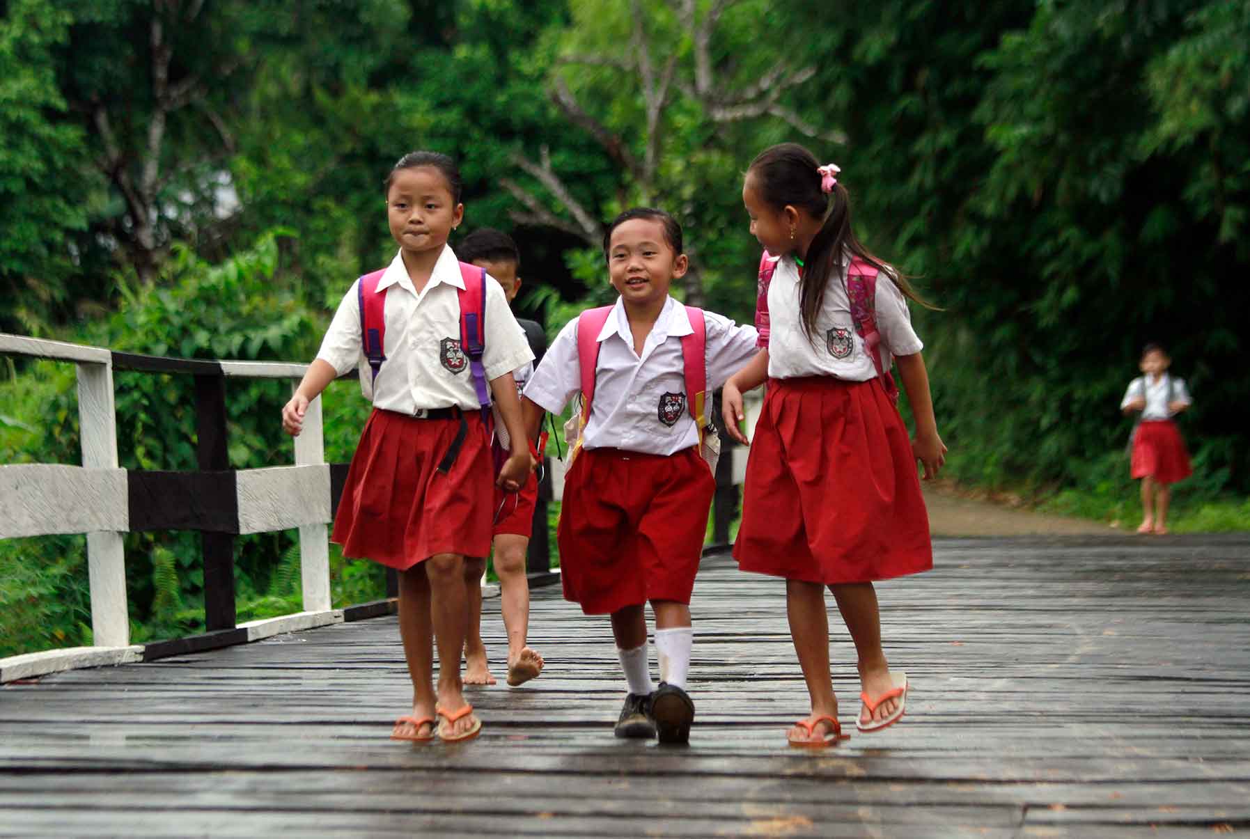Mereka pergi ke sekolah di Long Isun, tepi sungai Mahakam. (Foto: Zonautara.com)