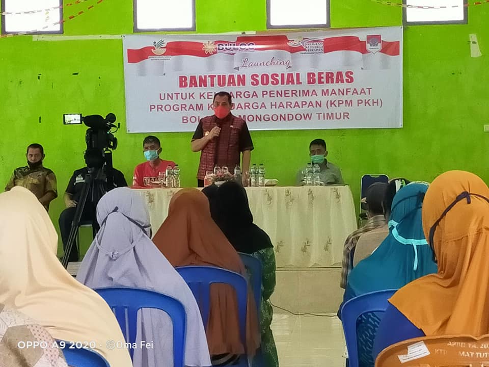 Pjs Bupati Boltim Christiano E. Talumepa memberi sambutan pada kegiatan menyerahkan bantuan PKH kepada kelompok sasaran se-Kecamatan Tutuyan, di kantor Kecamatan Tutuyan, Sabtu (3/10/2020).