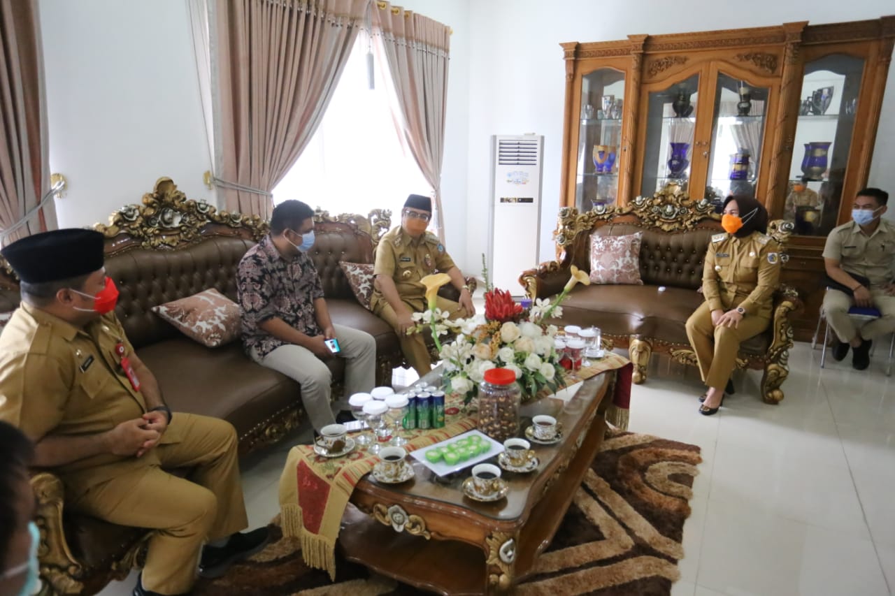 (dari kanan-kekiri) Wali Kota Tatong Bara, Pjs Bupati Bolsel Praseno Hadi, Ketua DPRD Kotamobagu Meydi Makalalag dan Sekda Bolsel berbincang di rudis Wali Kota Kotamobagu.