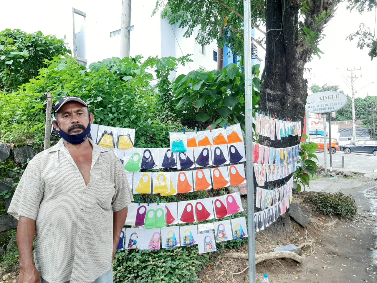 Penjual masker di Manado