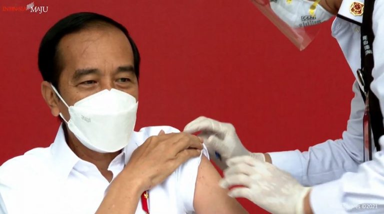 Presiden Jokowi divaksin