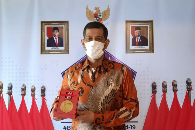 Letjen TNI Doni Monardo menerima anugerah medali emas Dewan Pers. (Foto: BNPB)