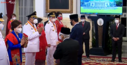 Presiden Jokowi memberikan ucapan selamat kepada Olly Dondokambaey dan Steven kandouw