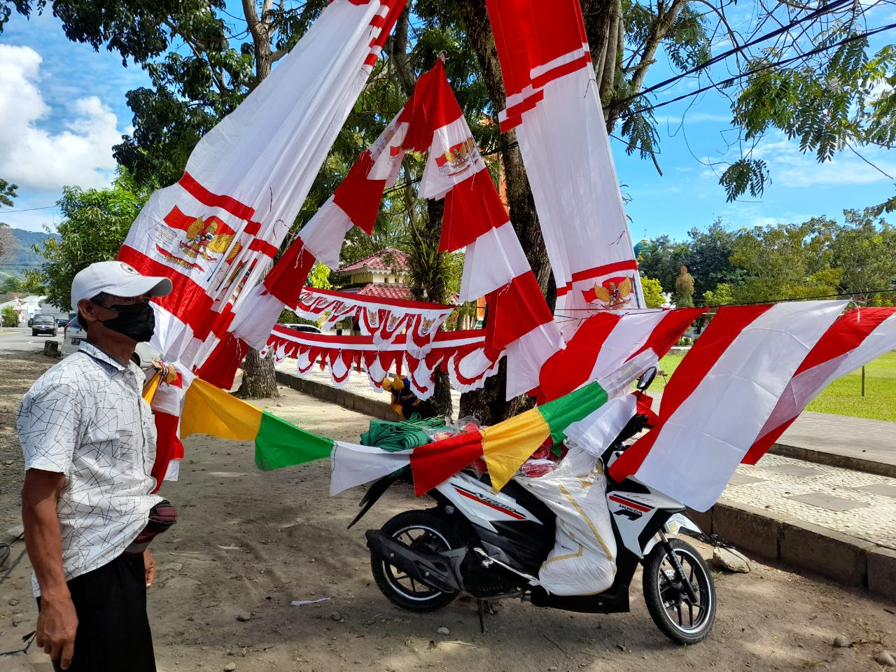 Ade Hidayat pedang bendera dan umbul-umbul merah putih di Bolmut. (Foto Fandri Mamonto)