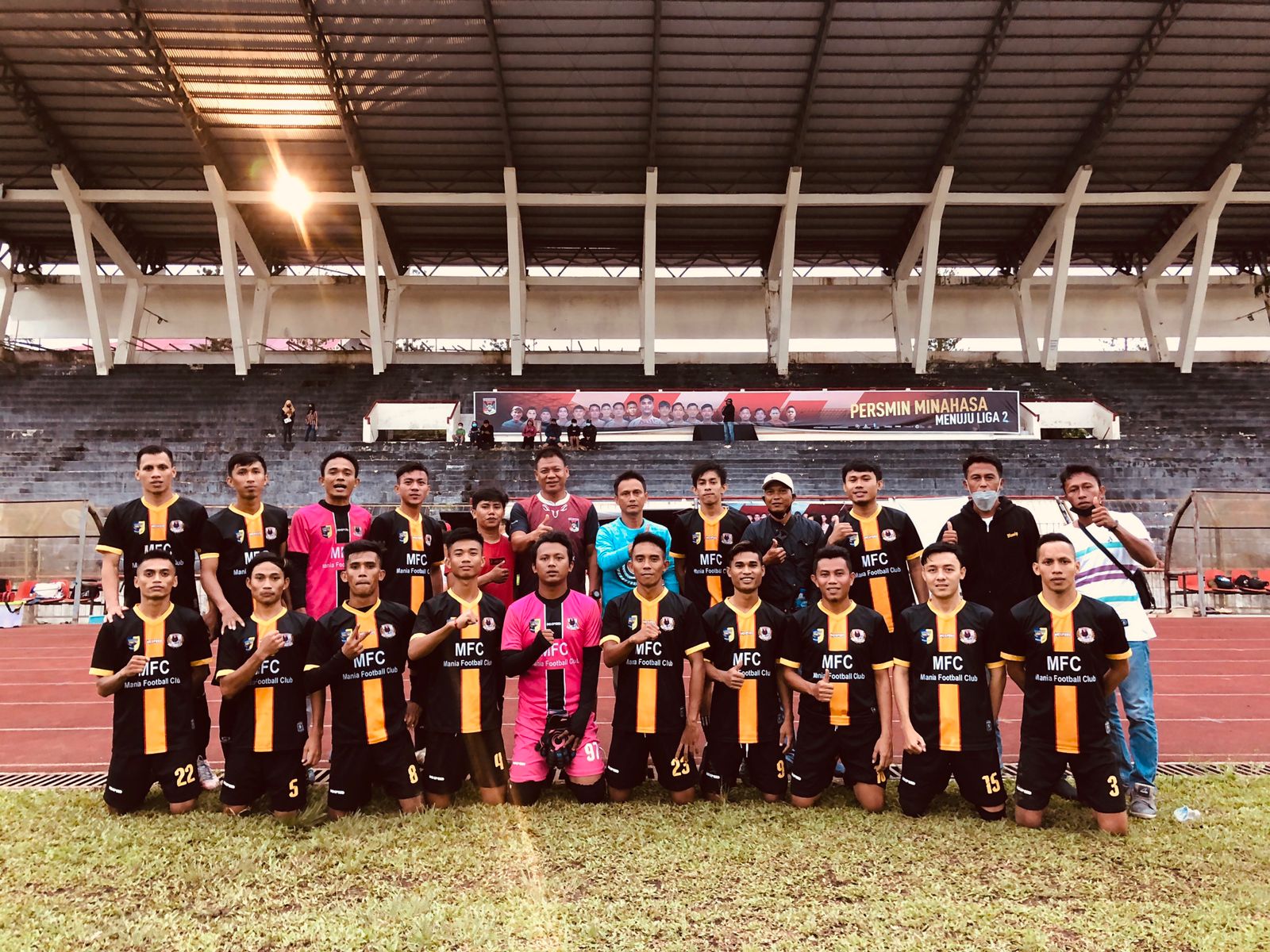 Skuad Mania FC bersama pelatih kiper Persmin Minahasa Jendry Pitoy. (Dok Mania FC)
