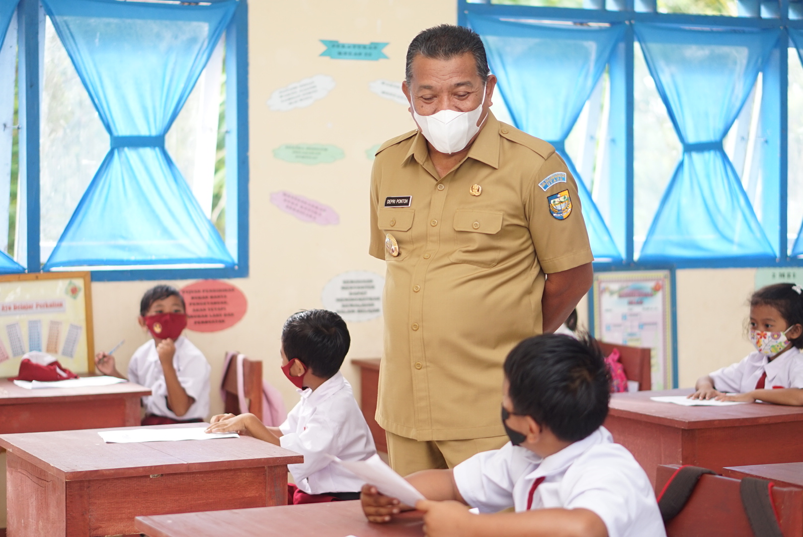 Bupati Bolmut Depri Pontoh saat mengunjungi sekolah dalam pembelajaran tatap muka. (Foto Rahmat Tegila Prokopim pemkab Bolmut)