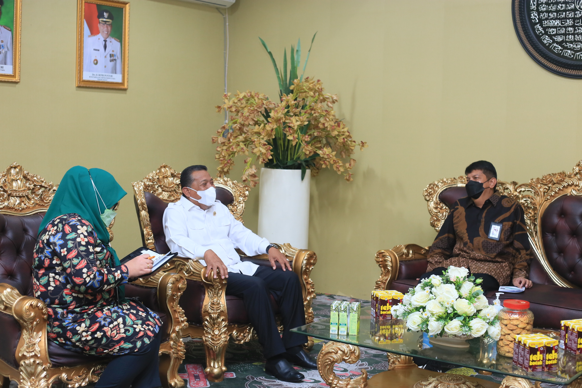 Bupati Bolmut Depri Pontoh bersama kepala OJK Sulutgomalut Darwisman. (Foto Moh Firmansyah Goma Prokopim Pemkab Bolmut)