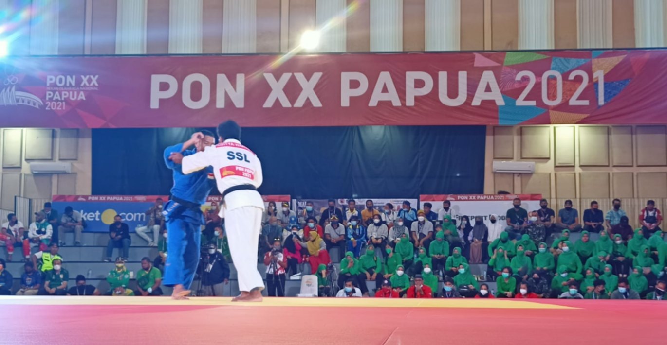 Sumber foto: situs resmi PON XX 2021 - Judoka Jabar (Biru), bertanding lawan Judoka asal Sulsel pada babak final