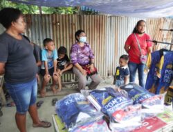 Pedagang produk bertema PON Papua