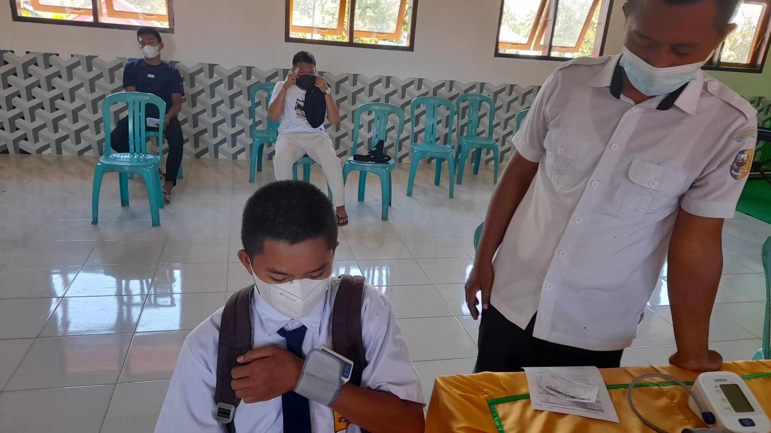 Kegiatan vaksinasi bagi pelajaran di Kabupaten Bolmut. (Foto Fandri Mamonto)