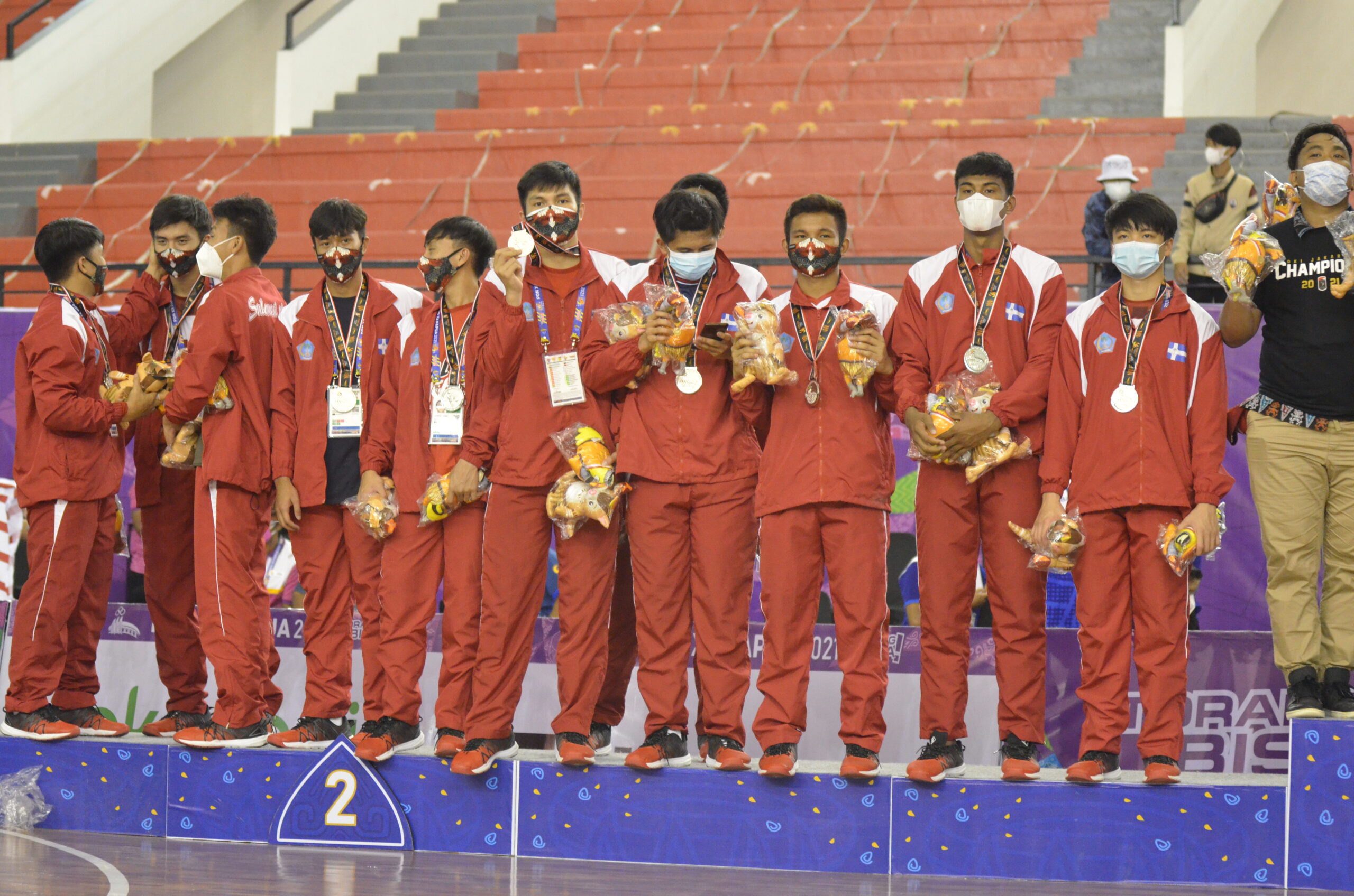 Tim Basket Putra Sulut meraih medali perak setelah kalah dari Tim Basket Putra DKI Jakarta di Final Basket 5x5 PON XX Papua. (Foto: Ronny Adolof Buol)