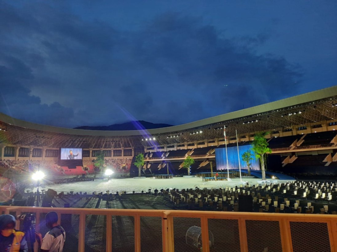 Tampak penonton yang memenuhi tribun Stadion Lukas Enembe menonton seremoni Pembukaan PON XX Papua, Sabtu malam (02/10/2021)/Foto: web resmi PON XX Papua