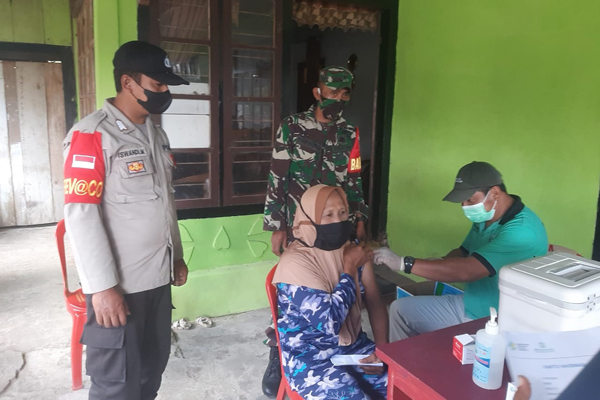Kegiatan vaksinasi yang dikawal TNI/Polri. (Dok Polda Sulut)