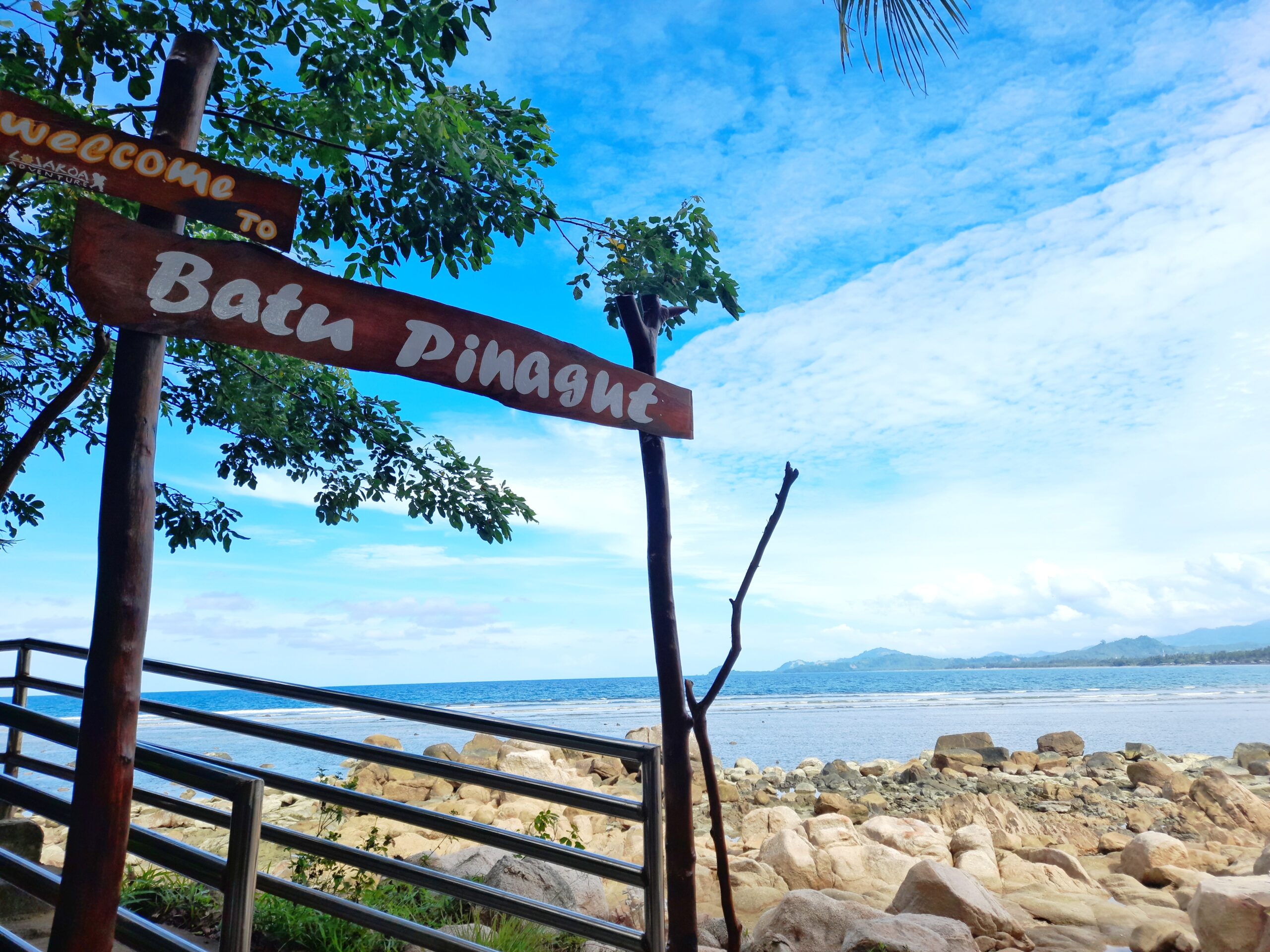 Tempat wisata Pantai Batu Pinagut tetap buka pada libur Nataru. (Foto Fandri Mamonto)