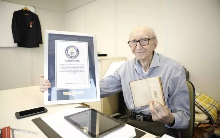 Pria berusia 100 tahun pegang rekor karyawan paling loyal, 84 tahun bekerja  di satu perusahaan
