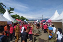 Suasana saat Bupati Bolsel, Iskandar Kamaru, mengunjungi stand-stand di lokasi acara Festival Maleo, (Foto: Syaiful Tontoli).
