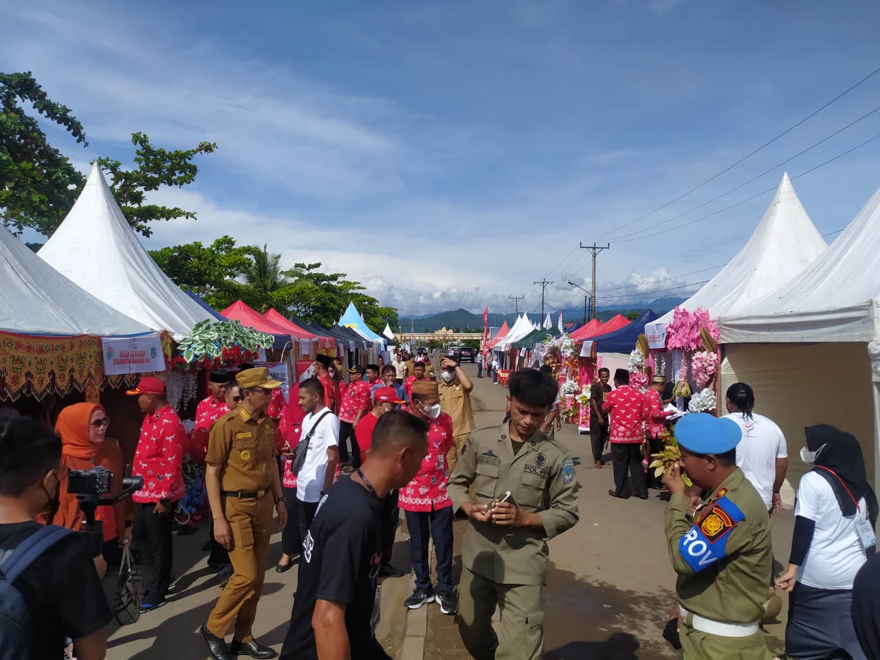 Suasana saat Bupati Bolsel, Iskandar Kamaru, mengunjungi stand-stand di lokasi acara Festival Maleo, (Foto: Syaiful Tontoli).