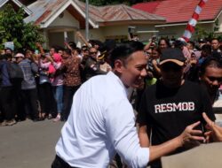 Menteri Agraria dan Tata Ruang/Badan Pertanahan Nasional (ATR/BPN), Agus Harimurti Yudhoyono (AHY), saat menemani Presiden Jokowi berkunjung ke Lolak, (Foto: ZONAUTARA.com/Yegar Sahaduta).