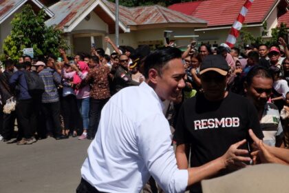 Menteri Agraria dan Tata Ruang/Badan Pertanahan Nasional (ATR/BPN), Agus Harimurti Yudhoyono (AHY), saat menemani Presiden Jokowi berkunjung ke Lolak, (Foto: ZONAUTARA.com/Yegar Sahaduta).