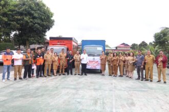 Wali Kota Tomohon, Caroll Senduk saat memimpin penyerahan bantuan untuk korban bencana erupsi Gunung Ruang di Kabupaten Kepuauan Sitaro, (Foto: Mediasulut).