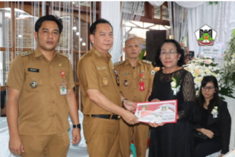 Wali Kota Tomohon, Caroll Senduk saat melayat ke Rumah Duka atas meninggalnya Alm. Bpk. Patrick Samuel Pangkey, (Foto: Pemkot Tomohon).