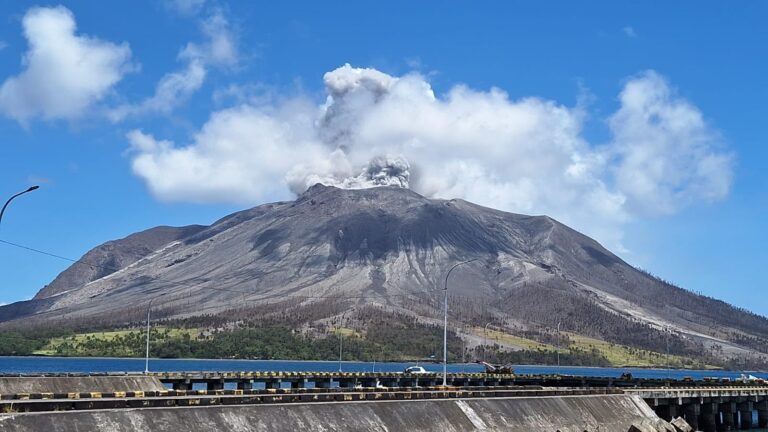 Gunung Api Ruang sempat kembali erupsi setelah erupsi besar Rabu (17/4) malam, (Foto: ZONAUTARA.com/Jufri Fransicho Kasumbala).