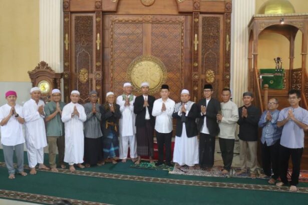 Wali Kota Tomohon, Caroll Senduk, bersama pengurus Masjid Al Mujahidin Matani dalam perayaan Idul Fitri, Rabu (10/4/2024), (Foto: Pemkot Tomohon).