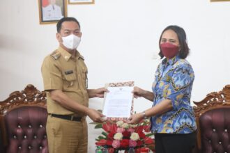 Wali Kota Tomohon ketika menerima hasil penilaian dari Kepala Ombudsman Perwakilan Sulut di Tahun 2022, (Foto: Pemkot Tomohon).