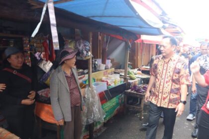 Pastikan harga dan stok bahan pokok jelang Idul Fitri, Carrol Senduk melakukan sidak di Pasar Beriman, Jumat (5/4/2024), (Foto: Pemkot Tomohon).