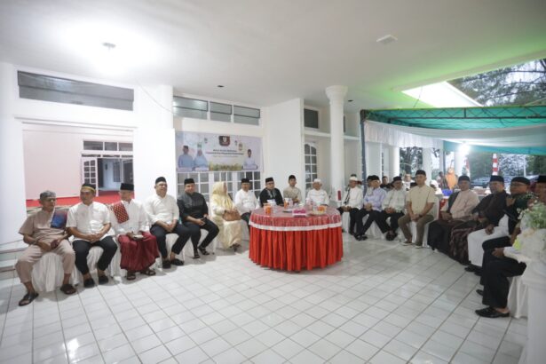 Suasana buka puasa di eks rumah dinas Bupati Bolmong, (Foto: Diskominfo KK).