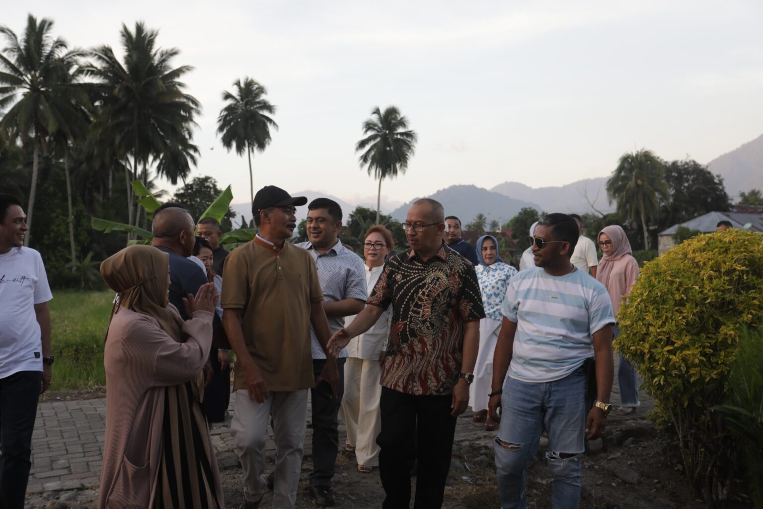 Asripan Nani saat mengunjungi perayaan Hari Raya Binarundak, (Foto: Diskominfo KK).