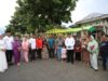 Sejumlah warga berfoto dengan Pj Wali Kota Kotamobagu, Asripan Nani, saat perayaan Hari Raya Ketupat, (Foto: Diskominfo KK).