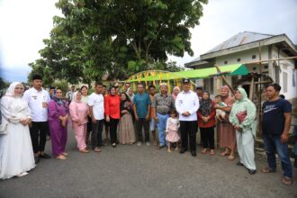 Sejumlah warga berfoto dengan Pj Wali Kota Kotamobagu, Asripan Nani, saat perayaan Hari Raya Ketupat, (Foto: Diskominfo KK).