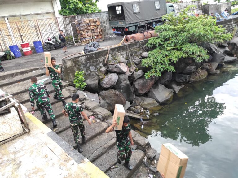 Sejumlah aparat TNI berusaha membawa bantuan darurat dari Manado ke Pulau Tagulandang, (Foto: ZONAUTARA.com).