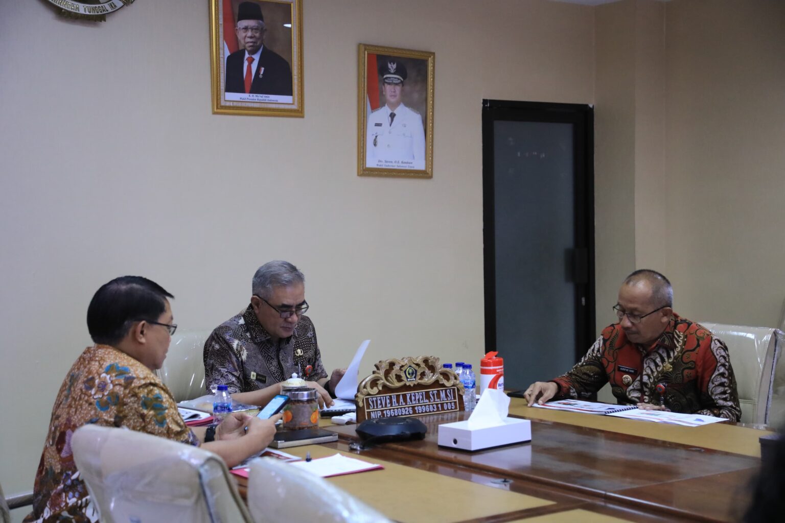 Pj. Wali Kota Kotamobagu, Asripan Nani, saat mengikuti Rapat Evaluasi, (Foto: Diskominfo KK).