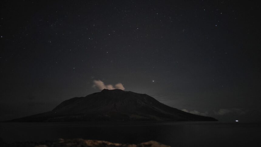 Suasana Gunung Ruang pada Kamis Malam, 18 April 2024, (Foto: ZONAUTARA.com/ Gita Waloni).