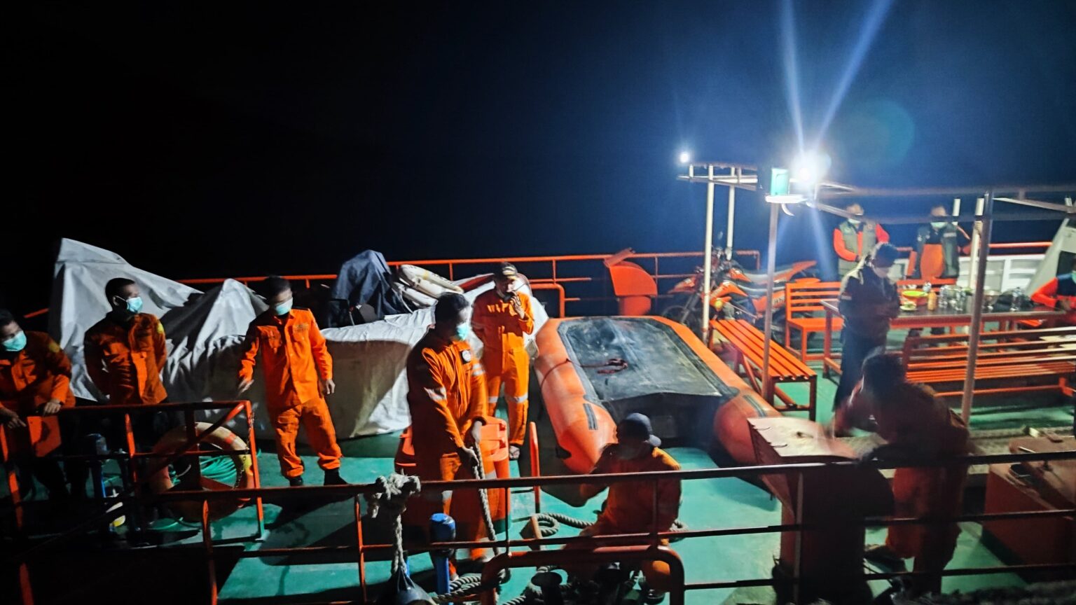 Tim BASARNAS dan alat pendukung terus dikerahkan untuk mengevakuasi warga, (Foto: ZONAUTARA.com/Gita Waloni).