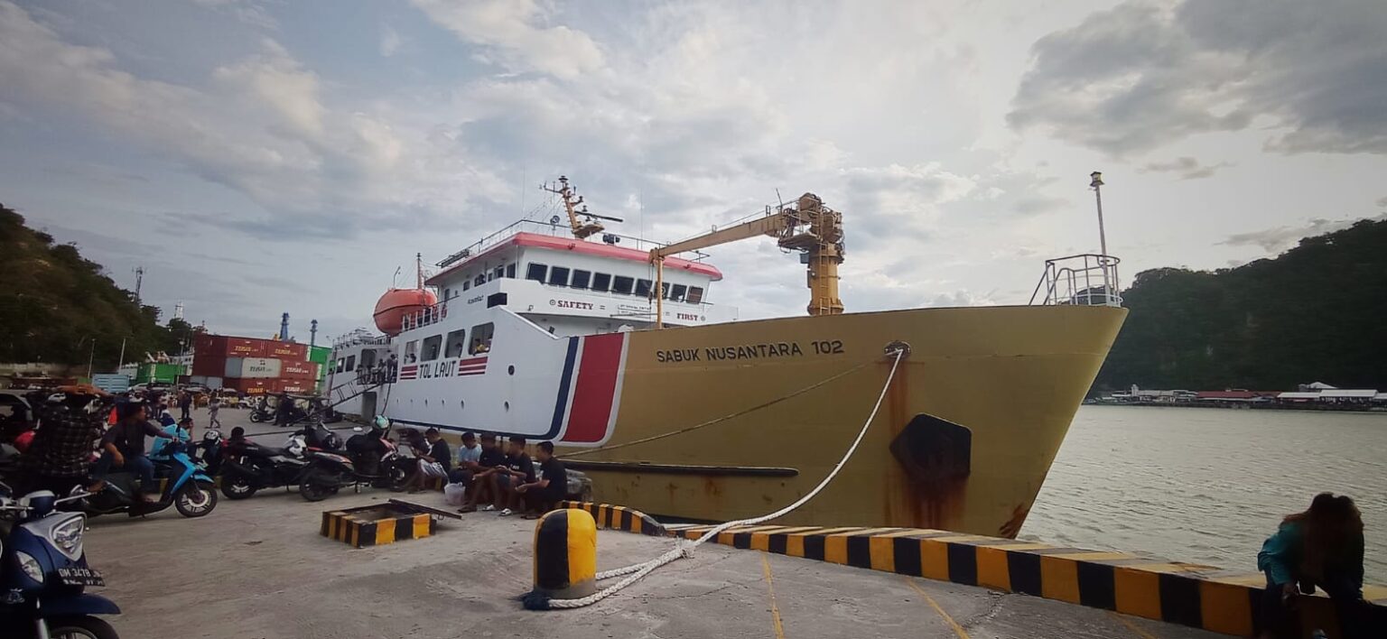 KM Sabuk Nusantara 102, (Foto: ZONAUTARA.com/ Tonny Rarung).