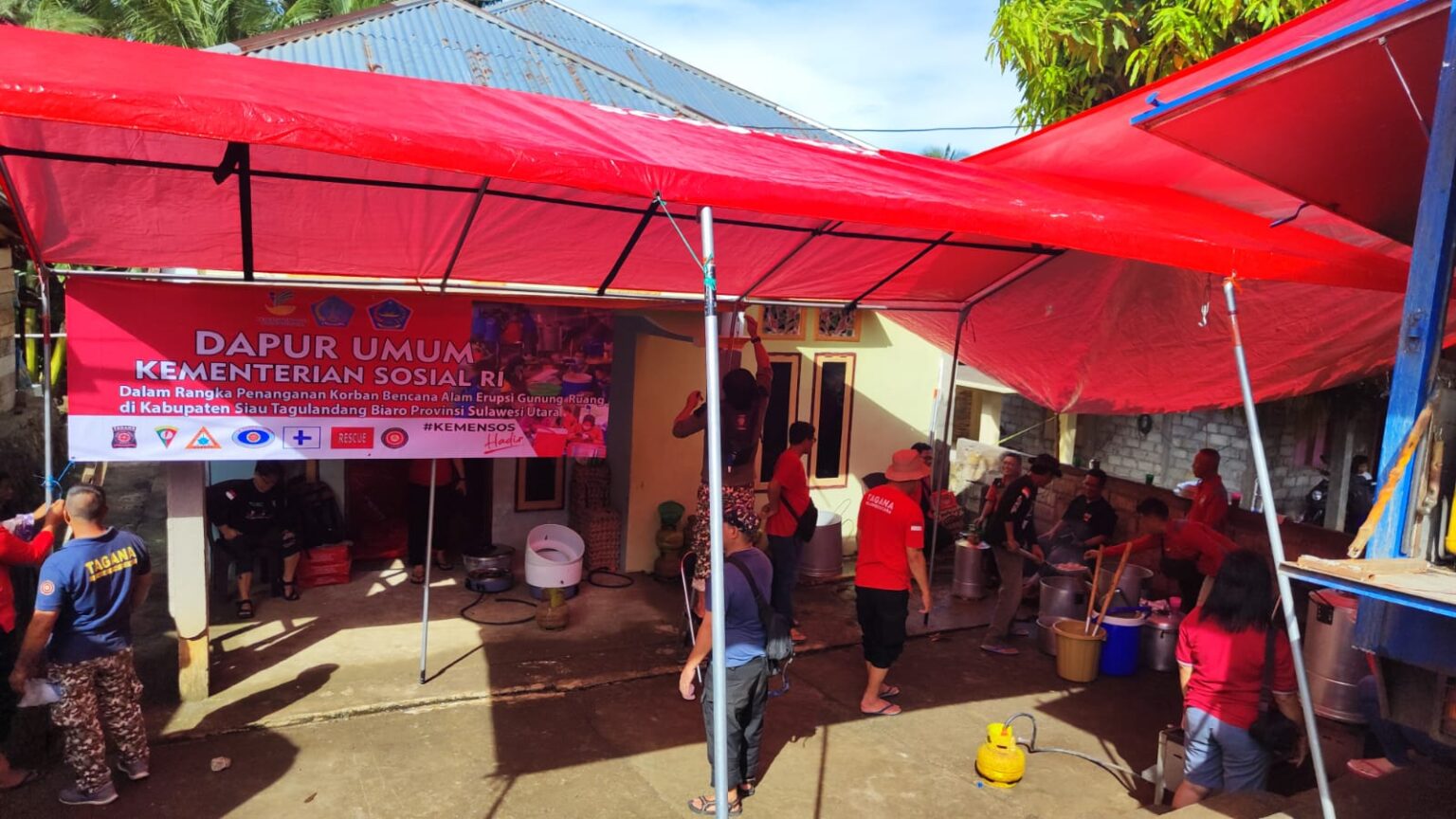 Dapu umum untuk bantuan darurat pengungsi Gunung Ruang, (Foto: ZONAUTARA.com/Gita Waloni).