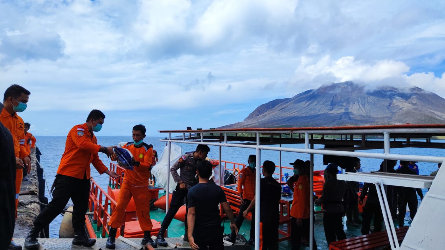 Bantuan untuk korban erupsi Gunung Ruang dari Kapolda Sulut mulai disalurkan, (Foto: ZONAUTARA.com/Gita Waloni).