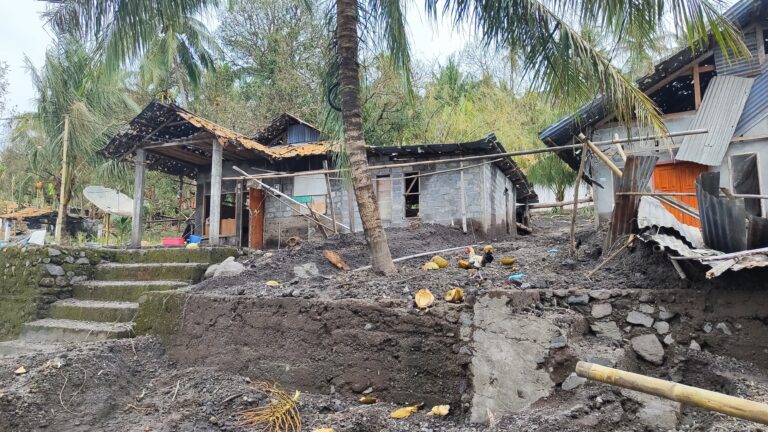 Foto rumah warga di Desa Pumpente, Pulau Ruang.