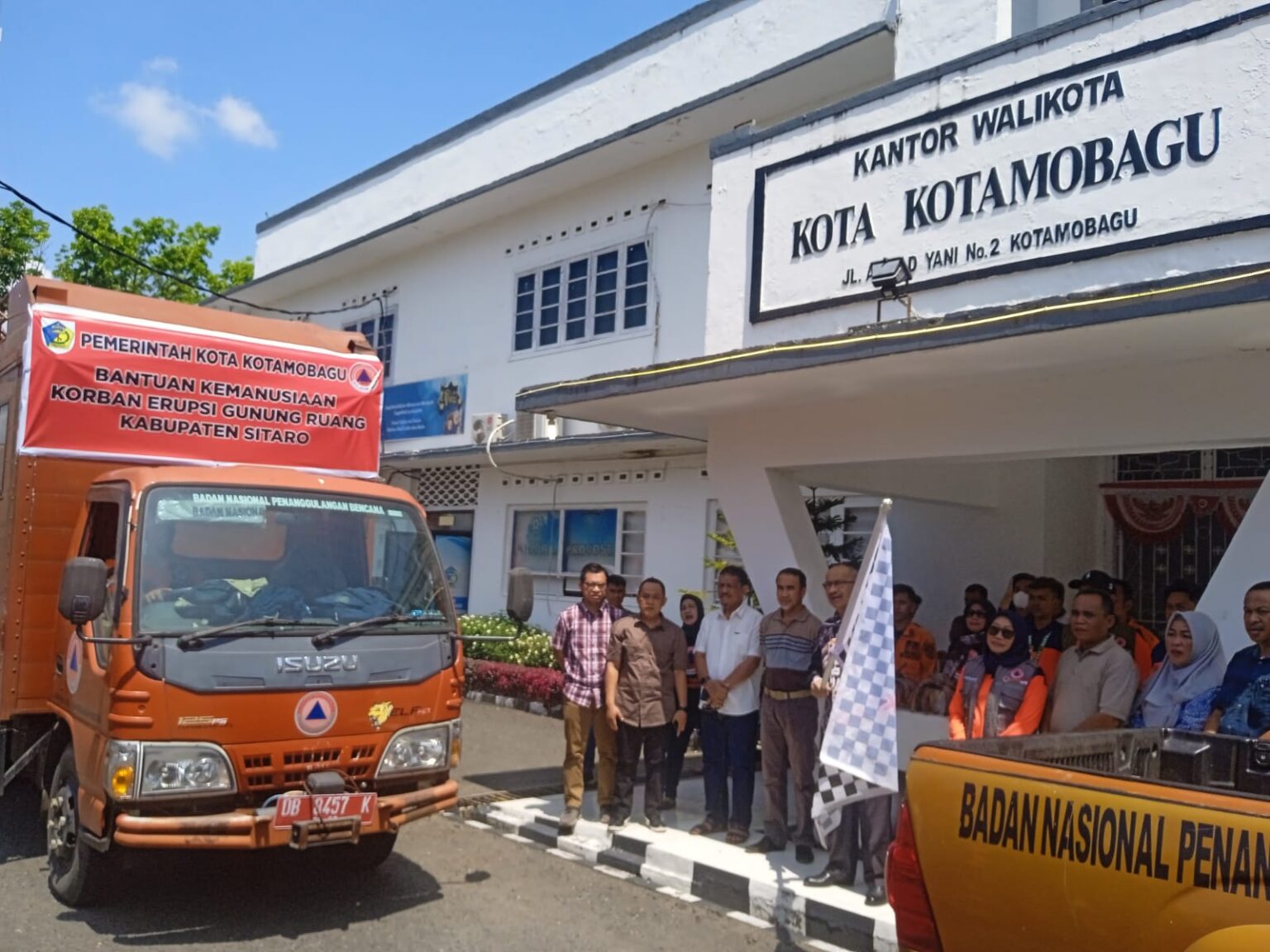 Pj. Wali Kota Kotamobagu, Asripan Nani bersama jajaran pejabat teras pemkot saat melepas bantuan untuk korban bencana erupsi Gunung Ruang, (Foto: Diskominfo KK).