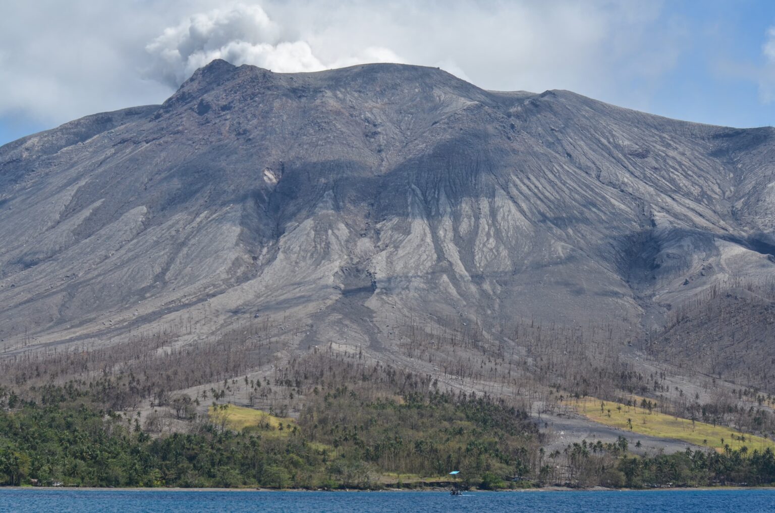 Tampak Gunung Ruang dari pelabuhan Tagulandang, (Foto: ZONAUTARA.com/ Yegar Sahaduta).