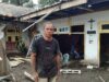 Edwin Ambar (59), warga Desa Laingpatehi saat memeriksa keadaan rumahnya, usai erupsi Gunung Ruang, (Foto: ZONAUTARA.com/Gitta Waloni).